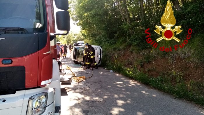auto si ribalta a sant angelo dei lombardi due ragazze in ospedale