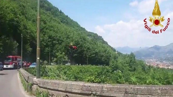 cade in un burrore salvato un uomo a cava