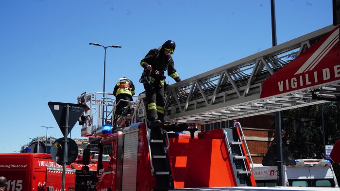 incendio in appartamento ustionata e ricoverata in ospedale una persona