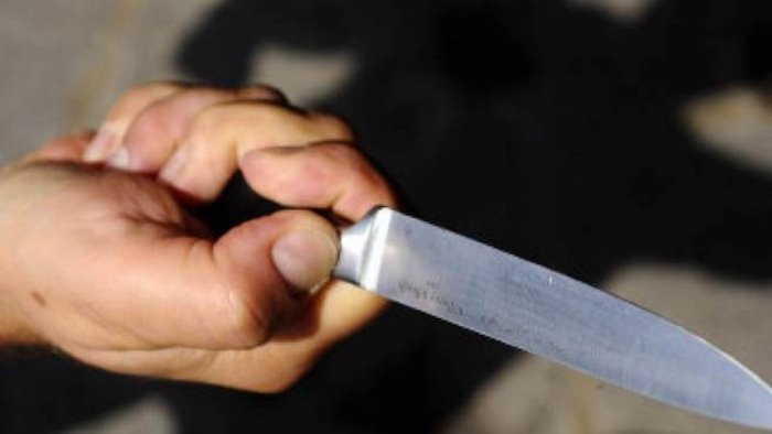 roma con coltello in mano si aggira in stazione termini polizia spara