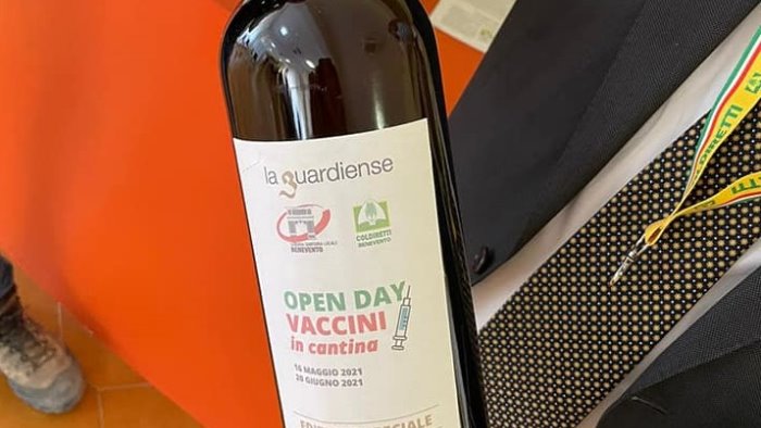 vaccini in cantina nasce la bottiglia dedicata all open day anti covid