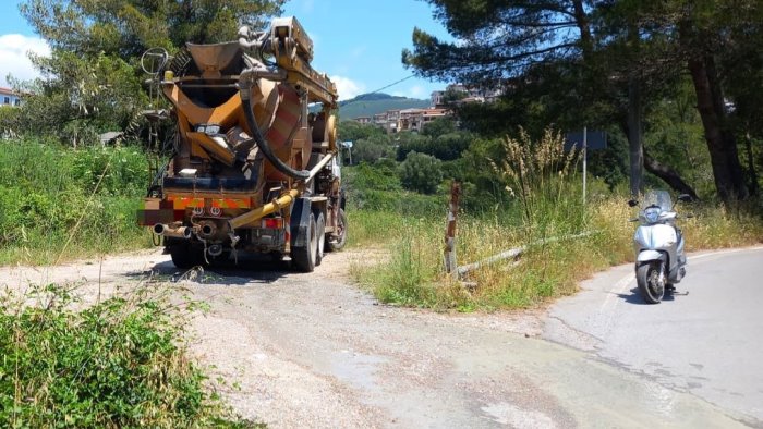 camerota ripulisce la betoniera in strada scatta la multa