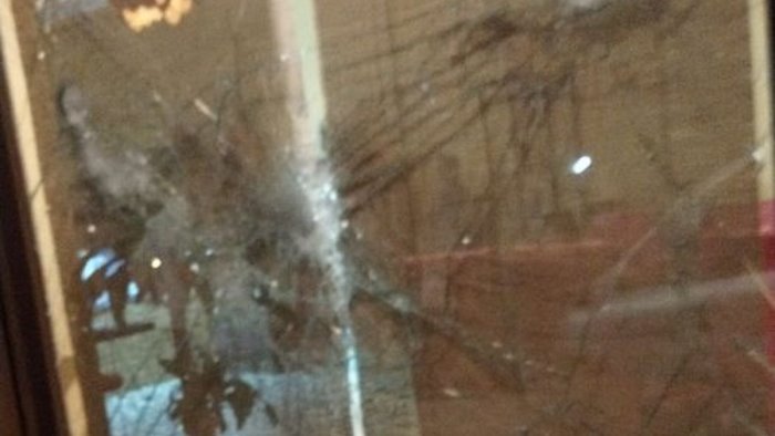 spari in pieno centro ad eboli sfondata vetrina di un ristorante