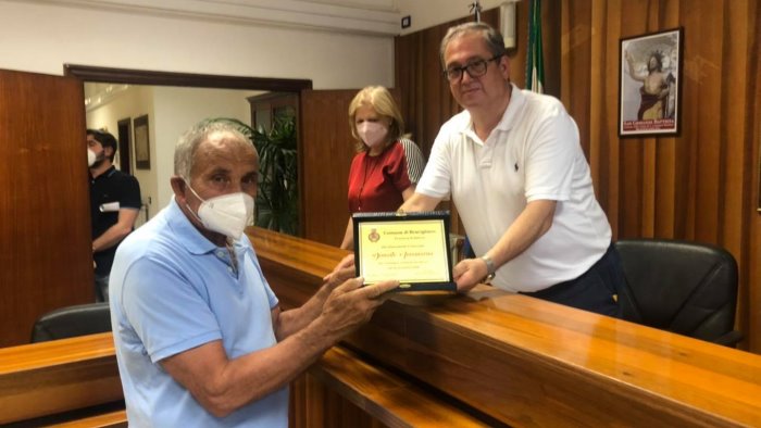 vittima del covid bracigliano ricorda annamaria consegnata una targa al marito