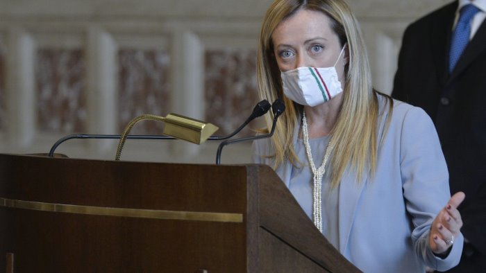 ddl zan meloni fermare l iter e risolvere controversia con vaticano