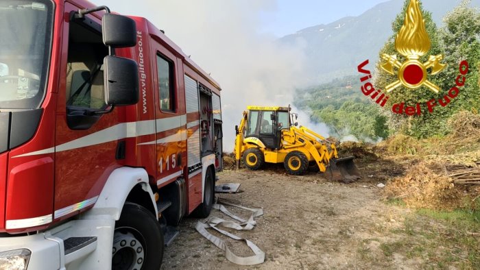 vasto incendio a summonte duro lavoro per i caschi rossi
