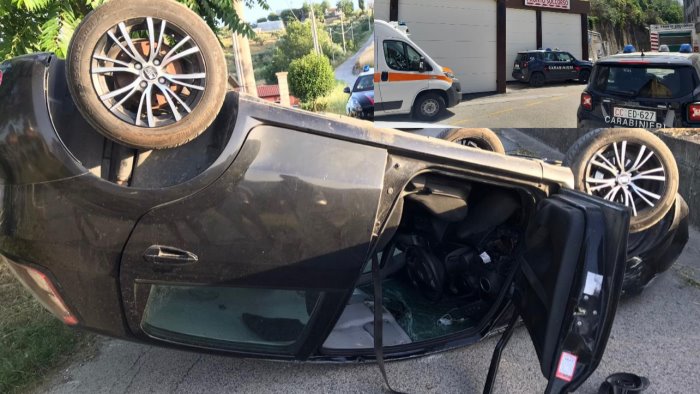si ribalta con l auto e manda in ospedale due carabinieri e un poliziotto