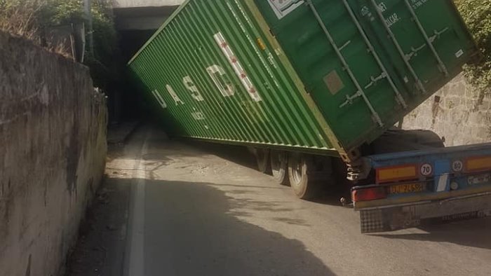 tragedia sfiorata a scafati camion si incastra nel sottopasso
