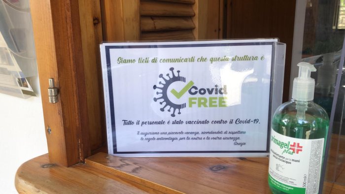 camerota il nostro personale e vaccinato una targa indica strutture covid free
