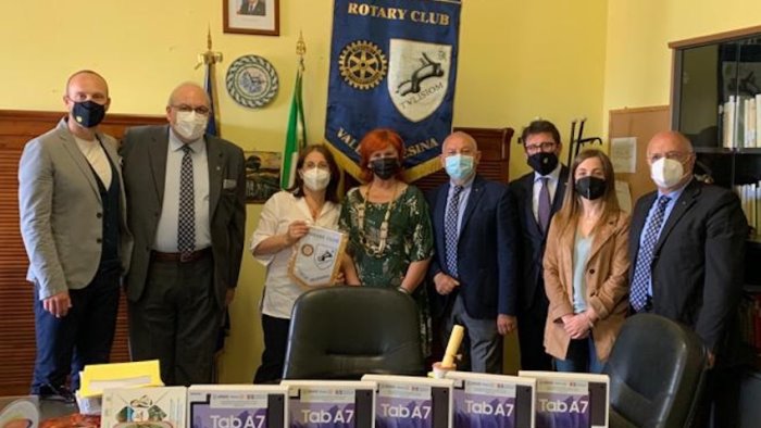 rotary club valle telesina consegna 10 tablet alle scuole