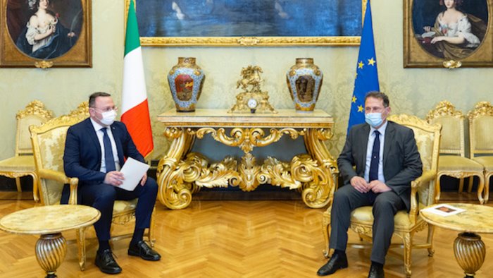 il sindaco di pellezzano omaggiato dall onorevole fico