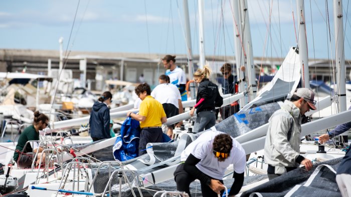 vela il forte vento blocca la prima giornata del campionato italiano este24