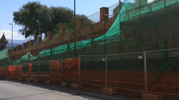 polemiche a sorrento per i lavori su un muro dove dovra nascere un parcheggio