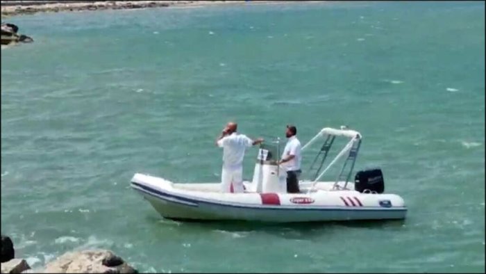 bimba morta annegata la tragedia di vittoria lutto sui lidi stop alle feste