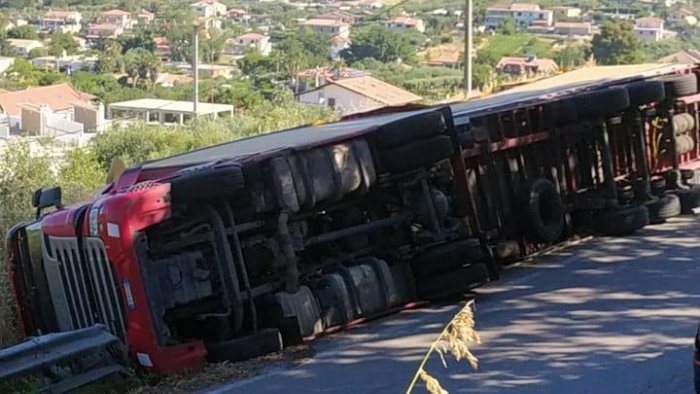 mezzo pesante si ribalta lungo la via del mare ferito lievemente l autista