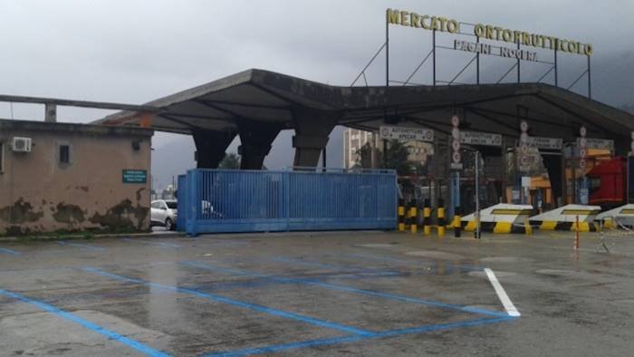 pagani rapina all alba al mercato ortofrutticolo minacciato venditore