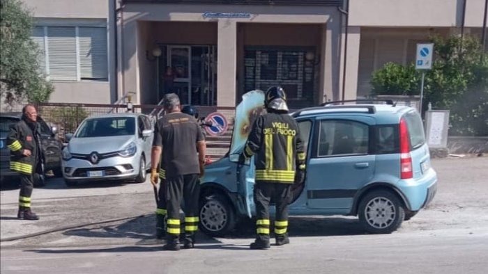 auto a gpl in fiamme l intervento della polizia municipale evita il peggio