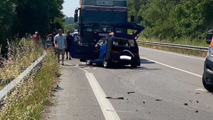 tragedia sulla cilentana scontro frontale tra due auto muore un finanziere