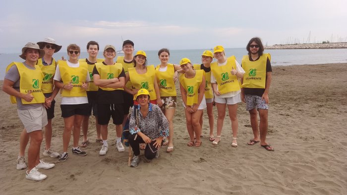 studenti americani e legambiente ripuliscono la spiaggia di santa teresa