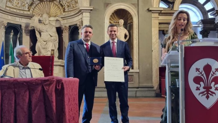 al sindaco coppola la medaglia laurenziana per il risorgimento sorrentino