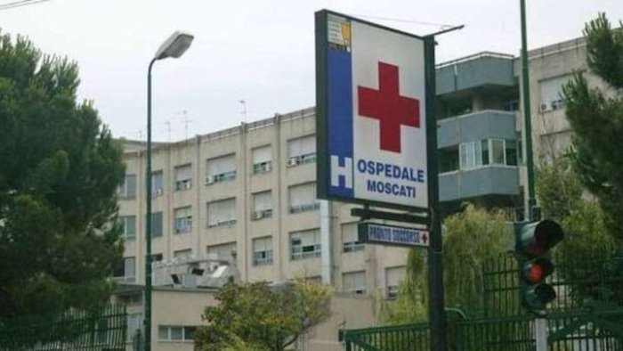 la madre peggiora e il figlio picchia il medico in ospedale