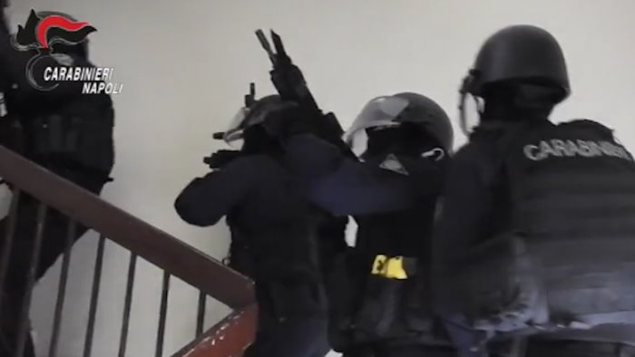 carabinieri travestiti da bagnanti arrestano latitante in spiaggia sul lido