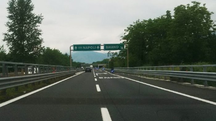 pullman in fiamme chiusa autostrada a16 tra avellino ovest e baiano