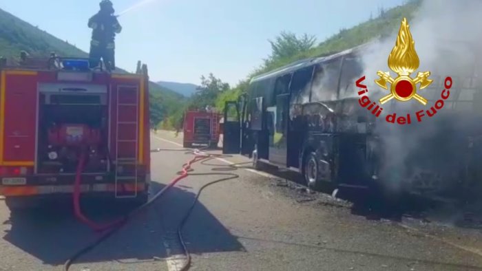 pullman in fiamme sull autostrada a16 paura per i 26 turisti a bordo