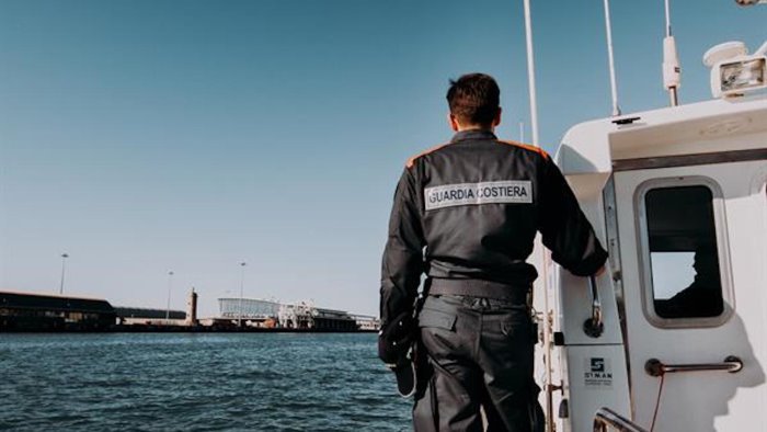 si sente male sulla nave da crociera turista soccorso dalla guardia costiera