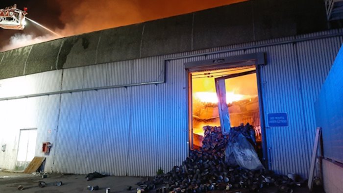 incendio nell area ex fatme l arpac tracce di amianto