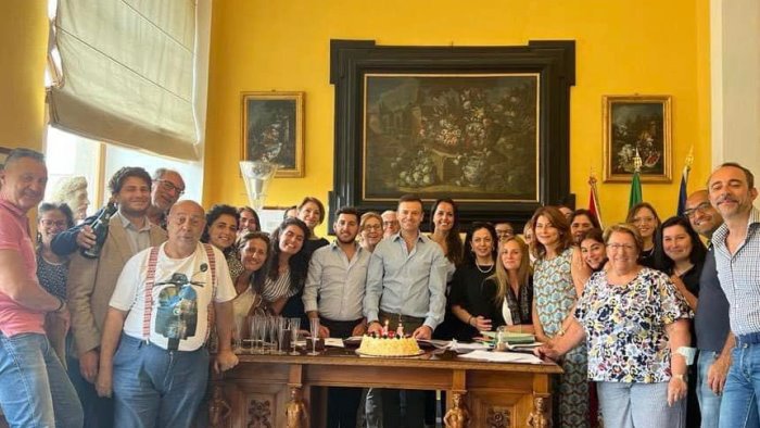 sorrento una torta con gli auguri di buon compleanno al sindaco massimo coppola