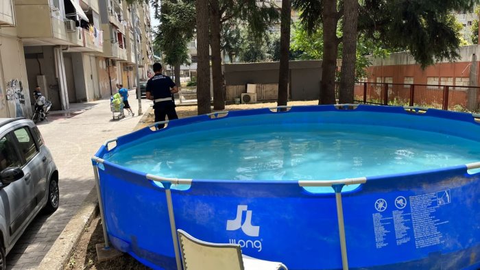 piscina abusiva nell aiuola del comune denunciata 29enne napoletana