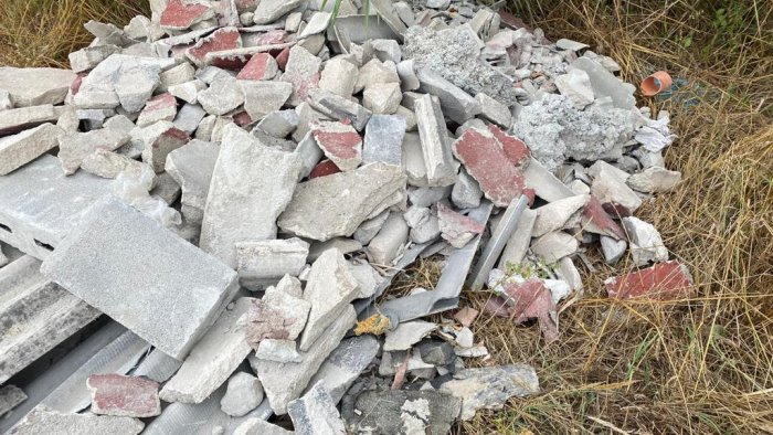 sversa rifiuti nei pressi del fiume incastrato dalle telecamere e sanzionato