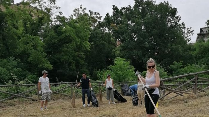 a grottaminarda volontari ed amministratori ripuliscono la citta