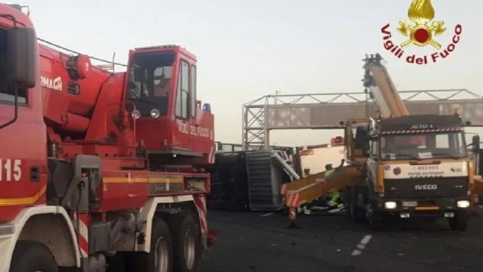 terribile incidente in autostrada sull a 1 due morti nel casertano