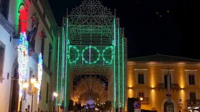 lo spettacolo delle luminarie incanta la citta di solofra