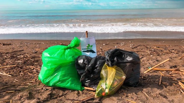 salerno volontari raccolgono sulle spiagge 94 kg di rifiuti