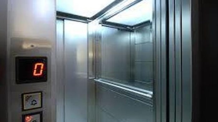 procida turisti bloccati in ascensore di notte chiamano i carabinieri