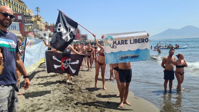 napoli protesta per il mare libero no al numero chiuso in spiaggia