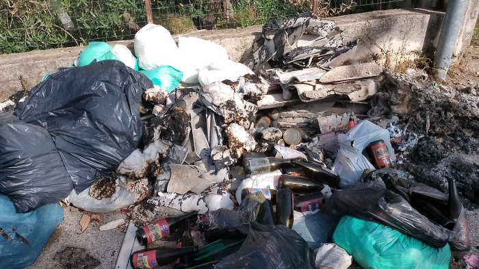 sarno ancora una discarica a cielo aperto tra i rifiuti anche eternit