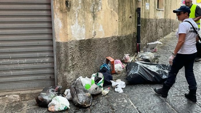 lotta al sacchetto selvaggio controlli nel centro di eboli pioggia di verbali