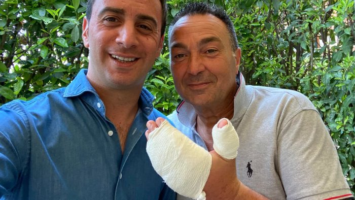 aggredito da pitbull mentre fa jogging storia assurda dita salve per miracolo