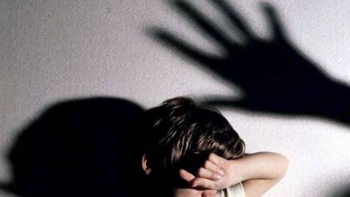 abusi sessuali su una 16enne in carcere la mamma e il compagno