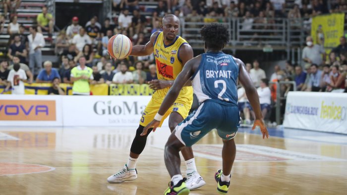 basket finale playoff per la serie a gara 1 e di scafati cantu ko 89 79