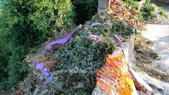 rifiuti nei pressi del cimitero di cetara la segnalazione dei cittadini