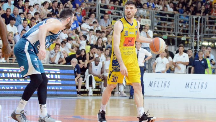 givova scafati basket a un passo dalla serie a 2 0 su cantu 67 53