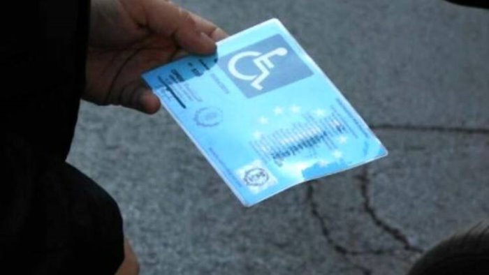 fotocopie di permessi invalidi per sosta diversi i casi scoperti