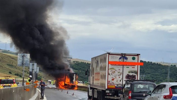 tir in fiamme fumo e paura in a16 code e disagi tra candela e grottaminarda