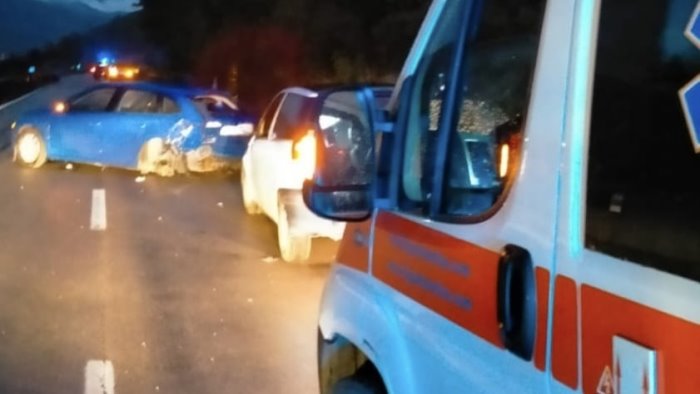 scontro sul raccordo salerno avellino ferite due persone