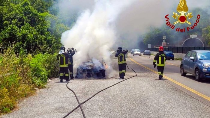 auto in fiamme sul raccordo per salerno paura per 4 ragazzi